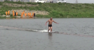 СВЕТЪТ Е В ШОК!!! Шаолински монах пробяга 125 метра ВЪВ ВОДАТА!!! (ВИДЕО)