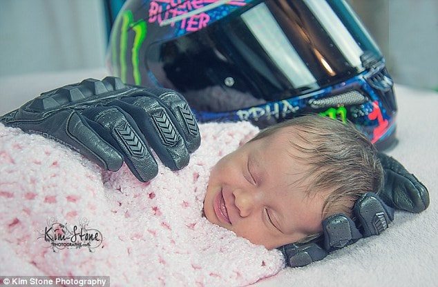 бебе и ръкавиците на баща му моторист